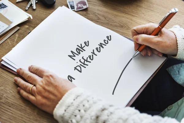 Mujer escribiendo en papel blanco — Foto de Stock