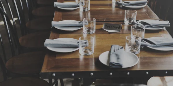Table à manger avec assiettes et verres — Photo