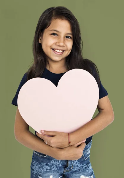 Κορίτσι που κρατά χάρτινη καρδιά — Φωτογραφία Αρχείου