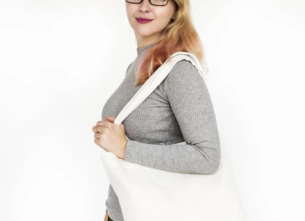 Kvinna med väska i studion — Stockfoto