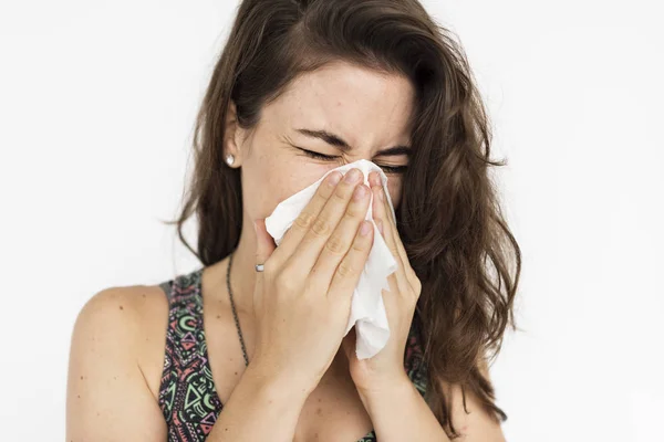 Mujer estornudando en servilleta — Foto de Stock