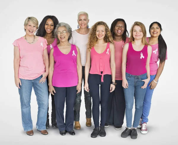 Diversiteit vrouwen met roze linten — Stockfoto