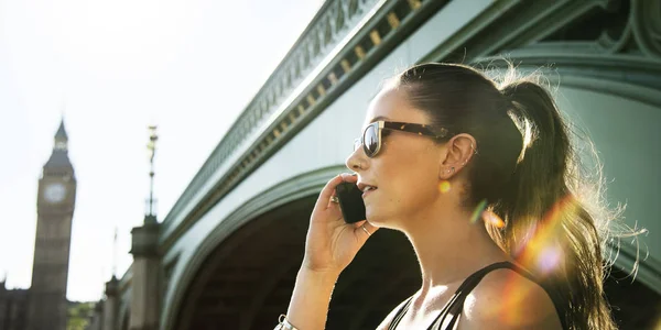 Kvinna pratar på mobiltelefon — Stockfoto