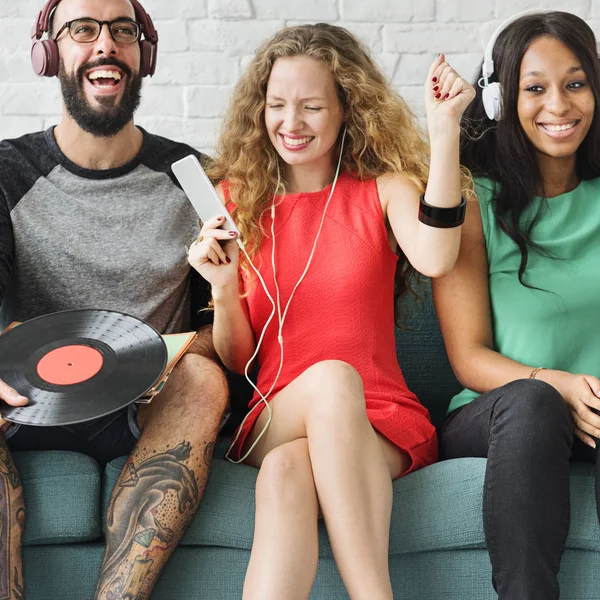 Menschen, die digitale Geräte nutzen — Stockfoto