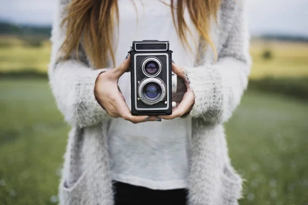 Femme tenant caméra vintage — Photo