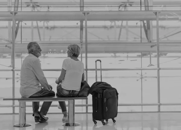 Ανώτερος ζευγάρι τουρίστες στο αεροδρόμιο — Φωτογραφία Αρχείου