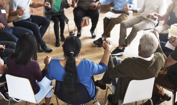 Persone che si tengono per mano al Seminario — Foto Stock