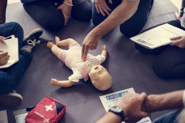 CPR ilk yardım eğitimi öğrenme insanlar