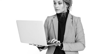 iş kadını holding laptop