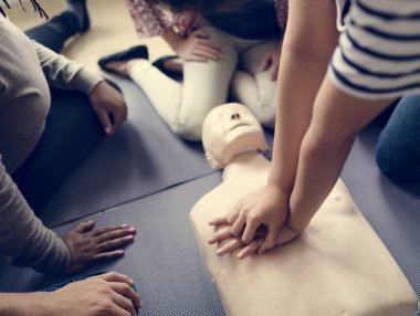 CPR ilk yardım eğitimi öğrenme insanlar