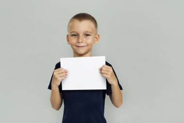 Afişini tutan çocuk