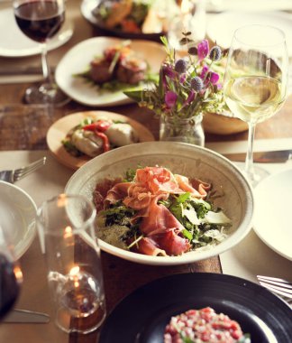 Yemek ve içecekler masada.