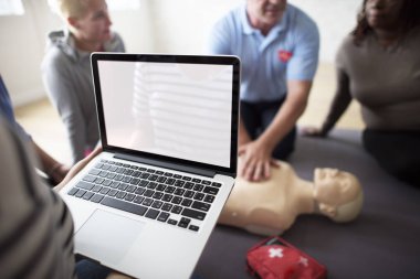 CPR ilk yardım eğitimi öğrenme insanlar