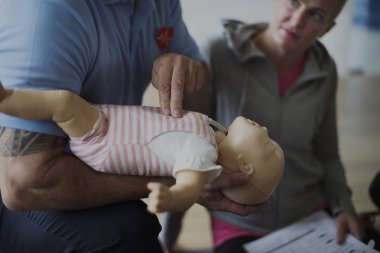 CPR ilk yardım eğitimi öğrenme insanlar