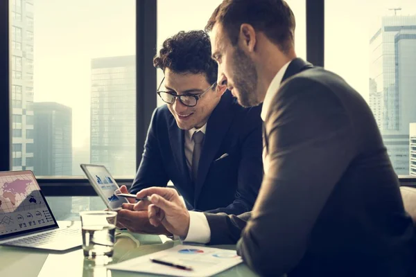 Les hommes d'affaires travaillant dans le bureau — Photo