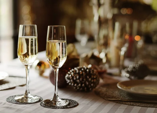 Copos de champanhe na mesa de férias — Fotografia de Stock