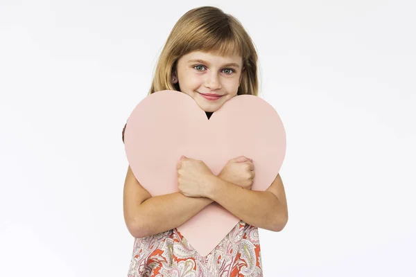 Meisje hart houden in de studio — Stockfoto