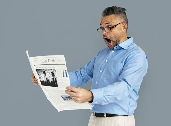 Hombre leyendo periódico — Foto de Stock