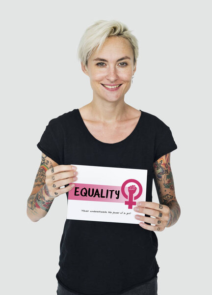 Женщина держит карту
