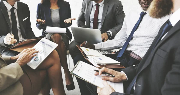 Geschäftsleute sprechen bei dem Treffen — Stockfoto