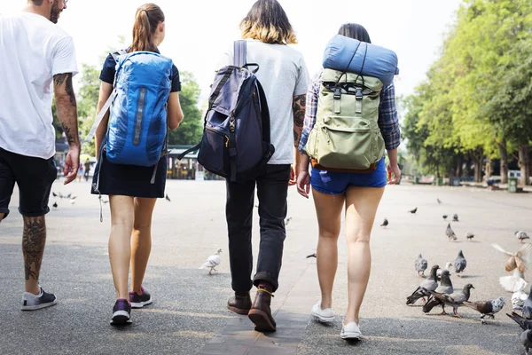 Vänner resa med ryggsäckar — Stockfoto