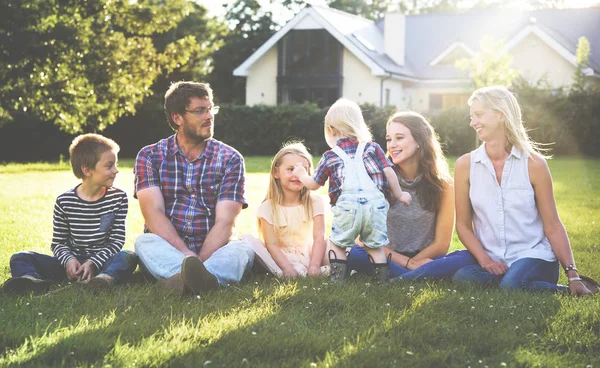 Bella famiglia all'aperto — Foto Stock