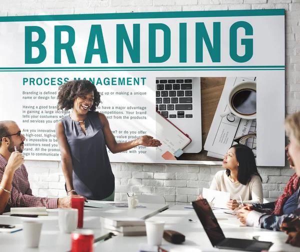 Toplantı odasındaki iş adamları