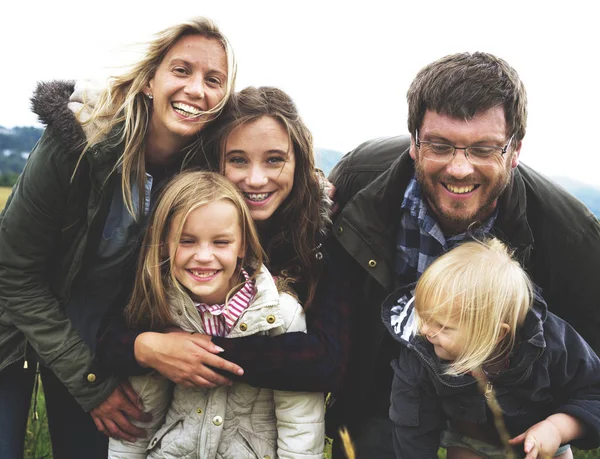 Hermosa familia al aire libre — Foto de Stock