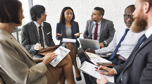 Företagare som pratar på mötet — Stockfoto