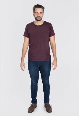 stüdyoda ayakta yakışıklı adam