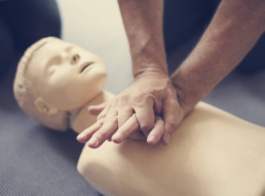 CPR ilk yardım eğitimi öğrenme kişi