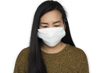 Asyalı kadın koruyucu maske