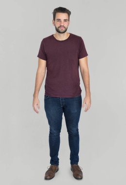 stüdyoda ayakta yakışıklı adam