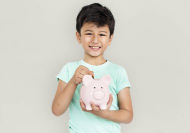 Domuzcuk bankada para koyarak çocuk