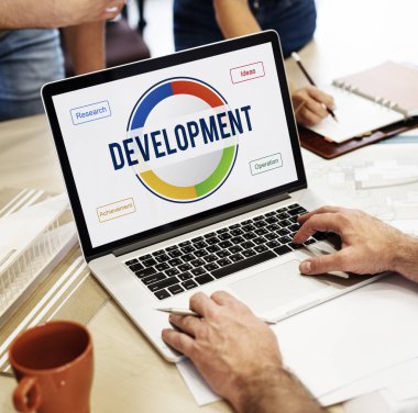 Dizüstü bilgisayarda çalışan adam