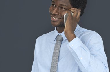 İş adamı telefonda konuşuyor.