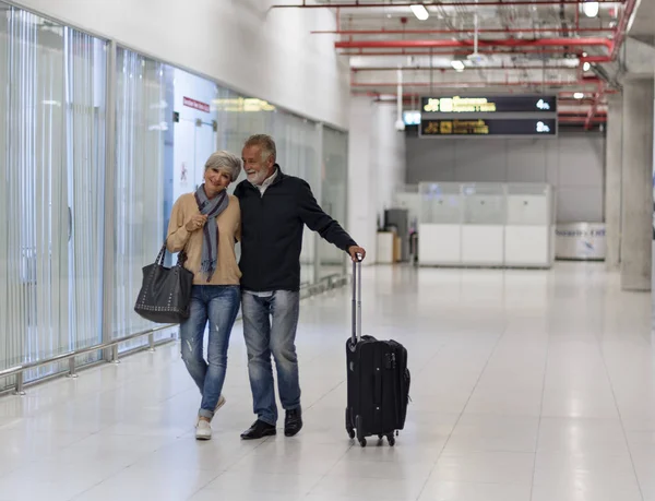 Turisták idősebb pár airport — Stock Fotó