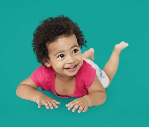 Niedliches afrikanisches Kind liegt auf dem Boden — Stockfoto