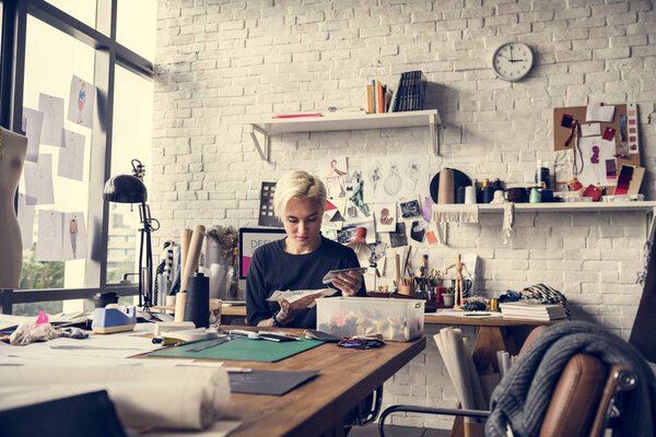 стильный дизайнер моды
