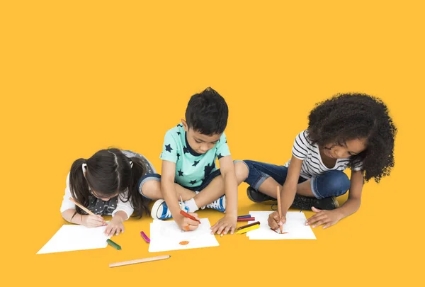 Діти малюють олівцями — стокове фото