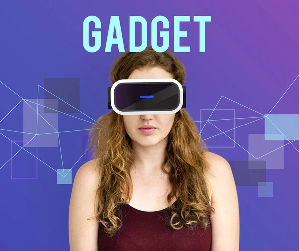 Frau mit Virtual-Reality-Headset. — Stockfoto