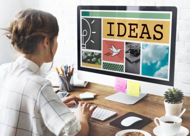 bilgisayar ile çalışan kadın 