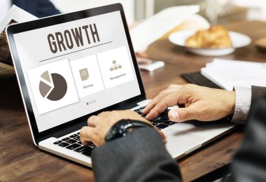 tipik dizüstü klavye üzerinde iş adamı