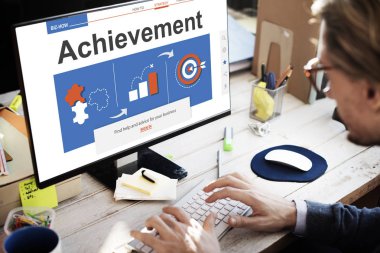 Ofiste çalışan bir iş adamı.