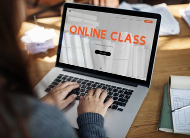 Laptop klavyesinde yazan kişi