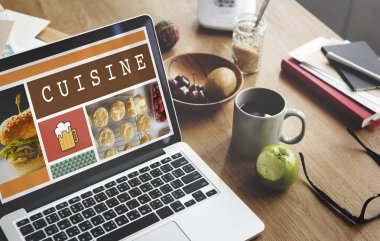 Açık tablo üstünde laptop