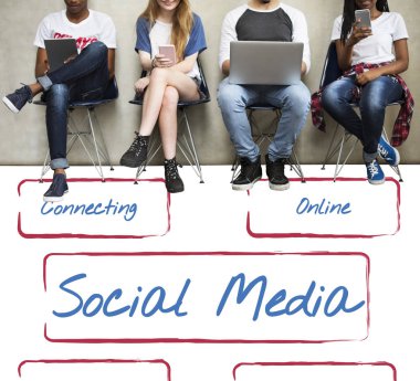 İnsanlar sandalyede oturuyor.