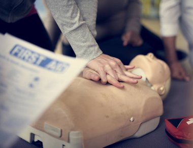 CPR ilk yardım eğitimi öğrenme insanlar