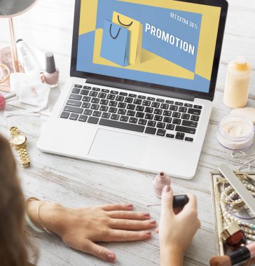 kadın manikür yapma