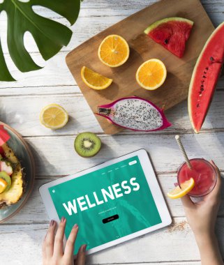 dijital tablet kullanan kadın